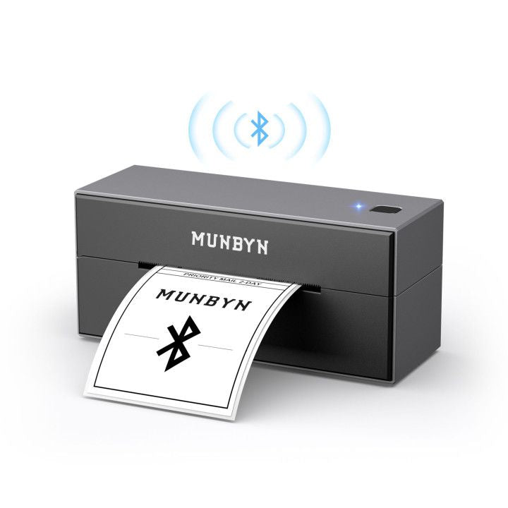Der MUNBYN Bluetooth-Thermoetikettendrucker P129, in elegantem Schwarz, ermöglicht das Drucken über Mobilgeräte mittels der MUNBYN Print-App und bietet flexible Anschlussmöglichkeiten durch USB und Bluetooth.